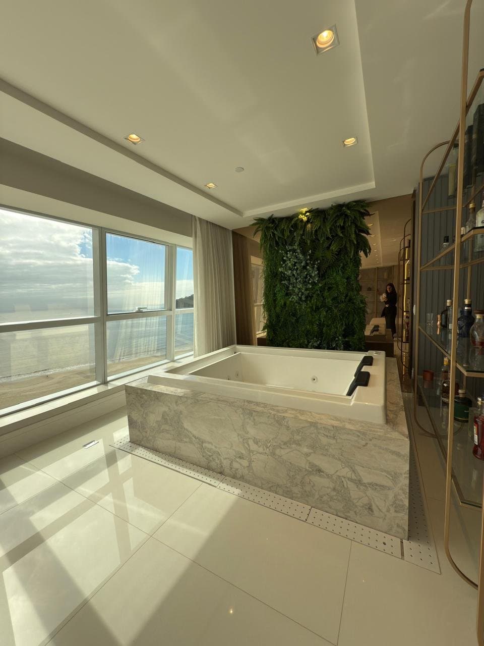 Apartamento de 6 quartos com 5 suítes e 346 m² em Bal. Camboriú