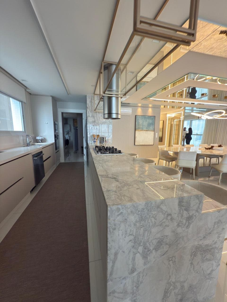 Apartamento de 6 quartos com 5 suítes e 346 m² em Bal. Camboriú