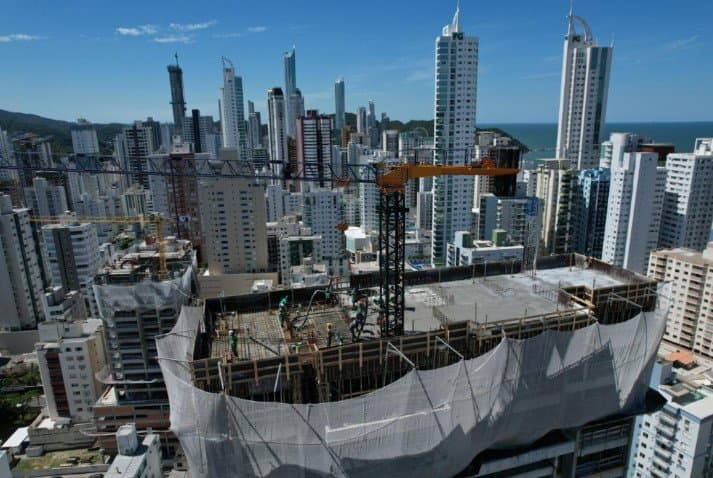 Apartamento de 3 quartos com 3 suítes e 120 m² em Bal. Camboriú