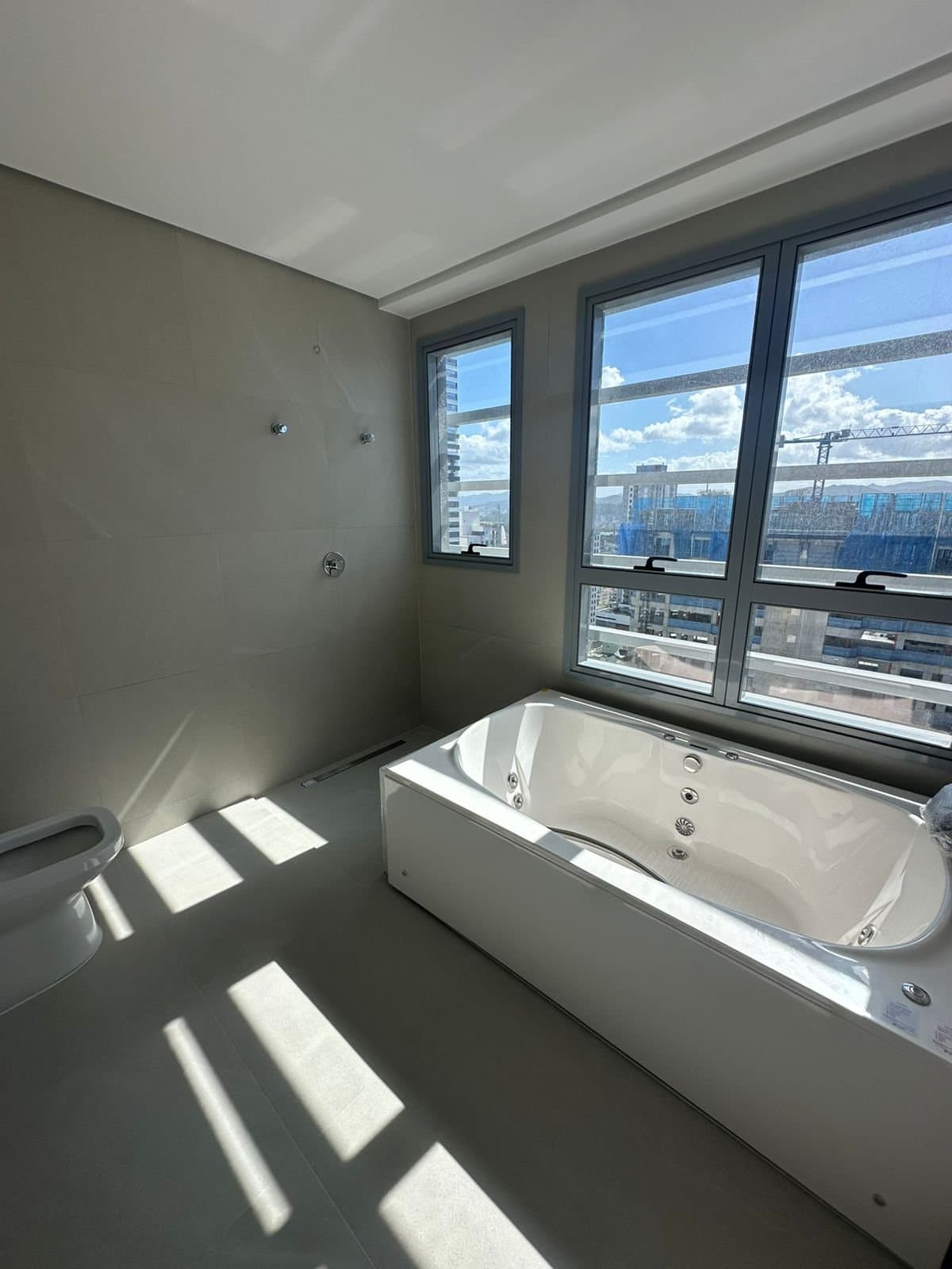 Apartamento de 4 quartos com 4 suítes e 165 m² em Bal. Camboriú