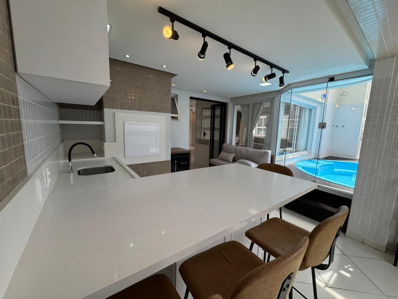 Apartamento de 3 quartos com 3 suítes e 186 m² em Bal. Camboriú
