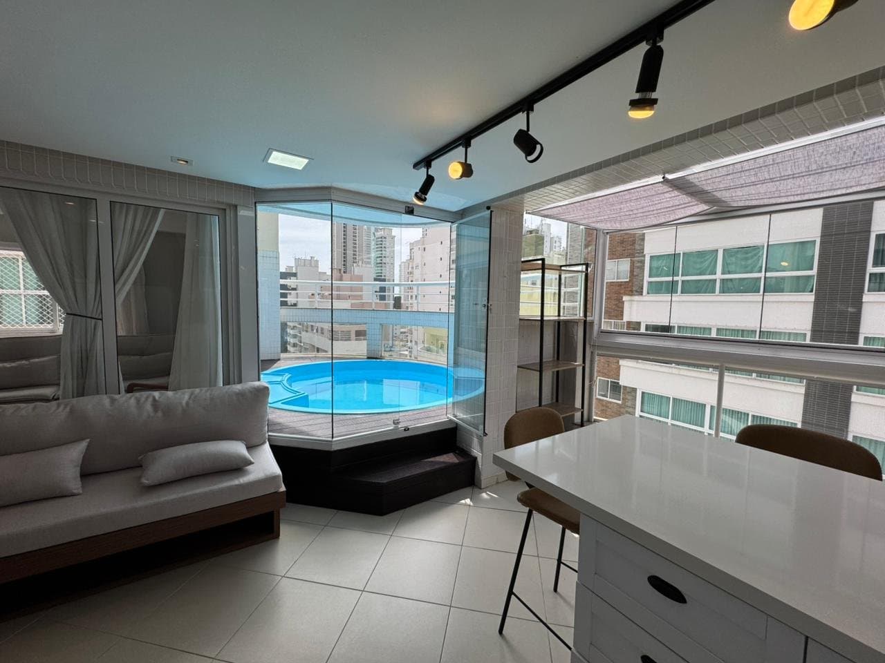 Apartamento de 3 quartos com 3 suítes e 186 m² em Bal. Camboriú