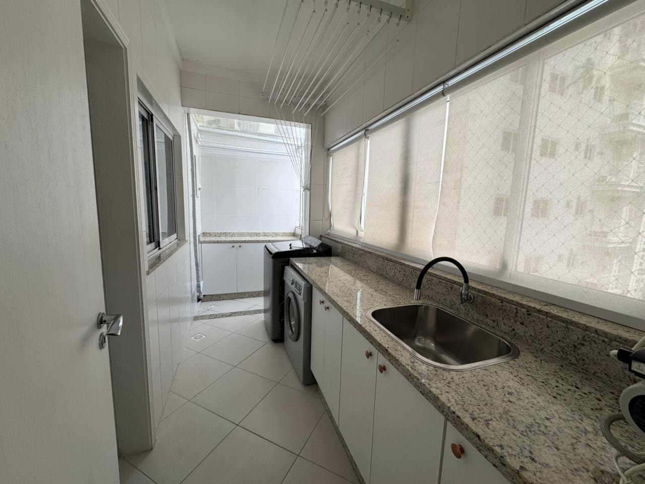 Apartamento de 3 quartos com 3 suítes e 186 m² em Bal. Camboriú