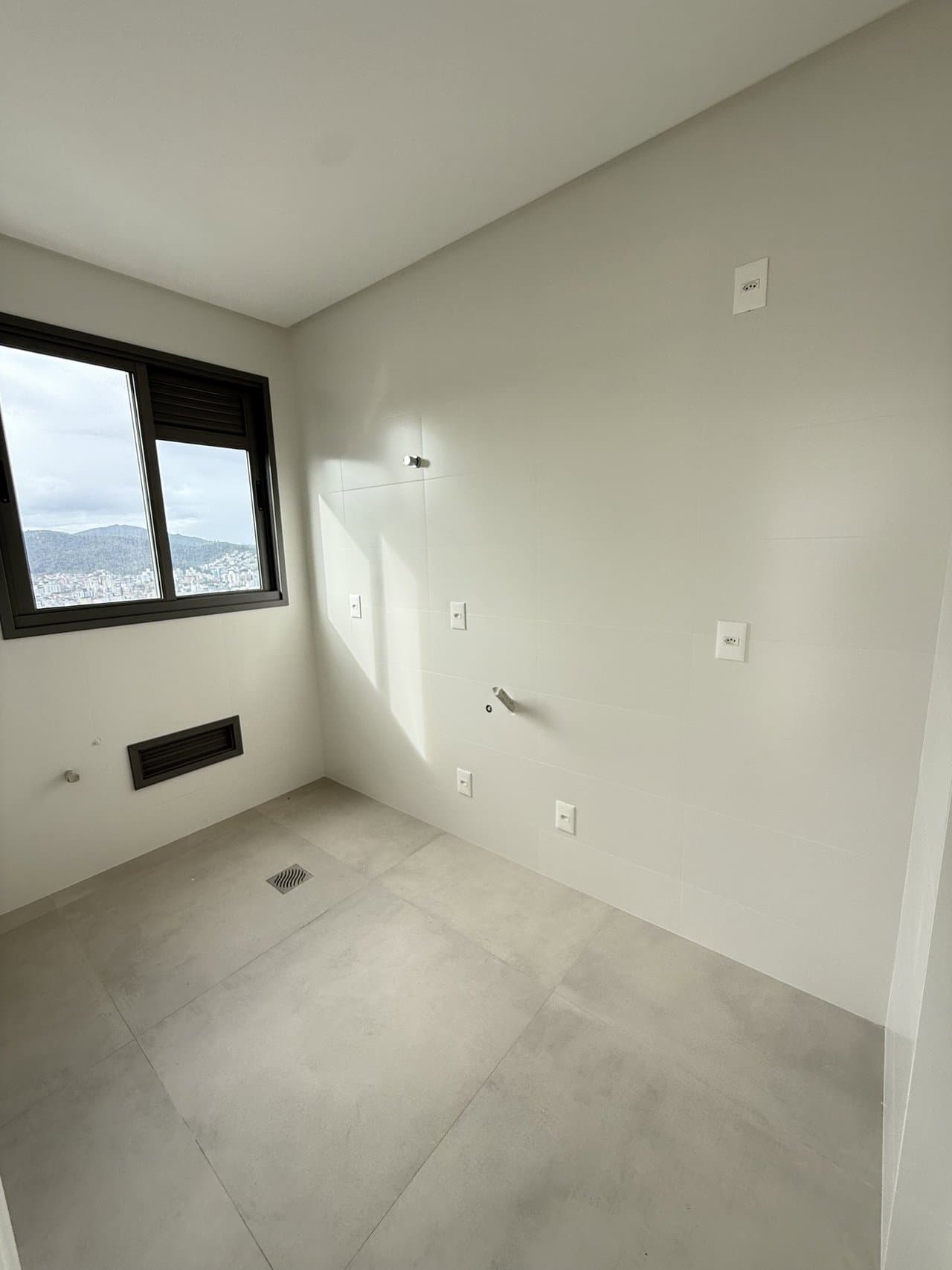 Apartamento de 4 quartos com 2 suítes e 151 m² em Bal. Camboriú