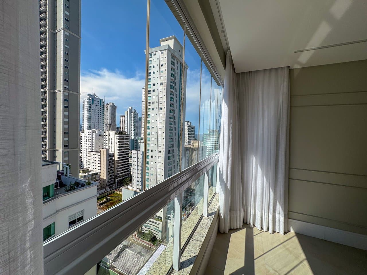 Apartamento de 3 quartos com 3 suítes e 131 m² em Bal. Camboriú