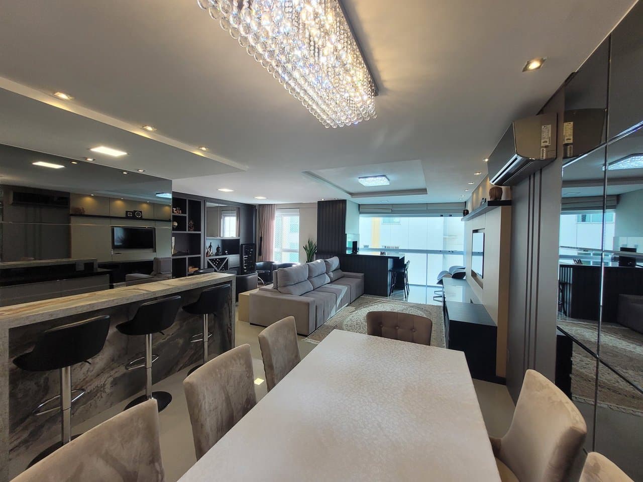 Apartamento de 3 quartos com 3 suítes e 130 m² em Bal. Camboriú