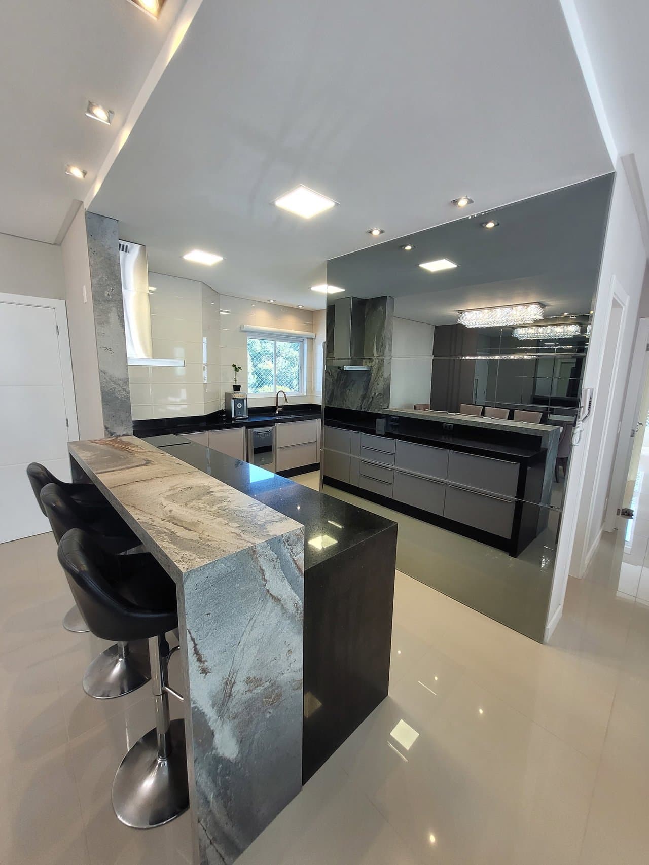 Apartamento de 3 quartos com 3 suítes e 130 m² em Bal. Camboriú