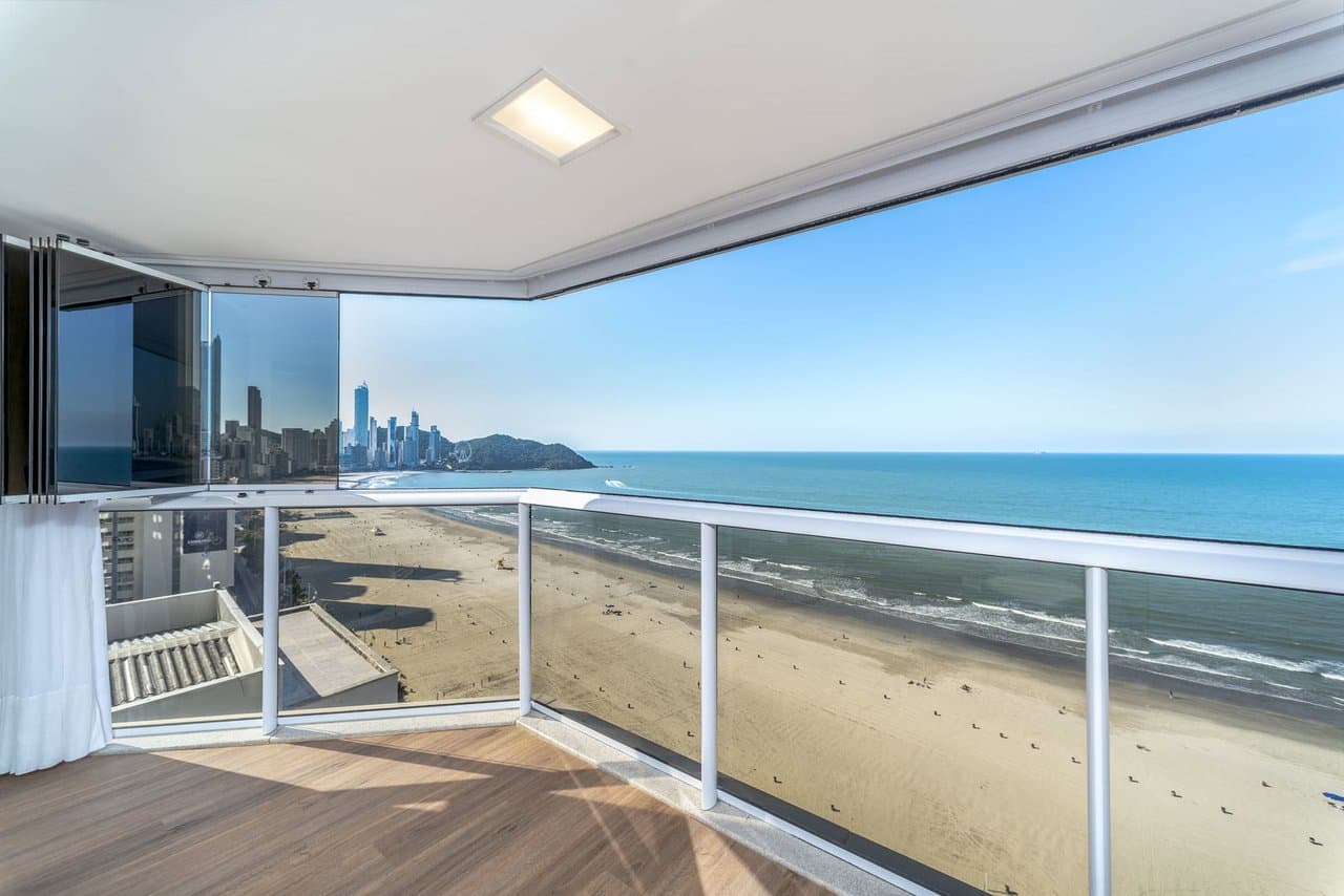 Apartamento de 4 quartos com 4 suítes e 274 m² em Bal. Camboriú