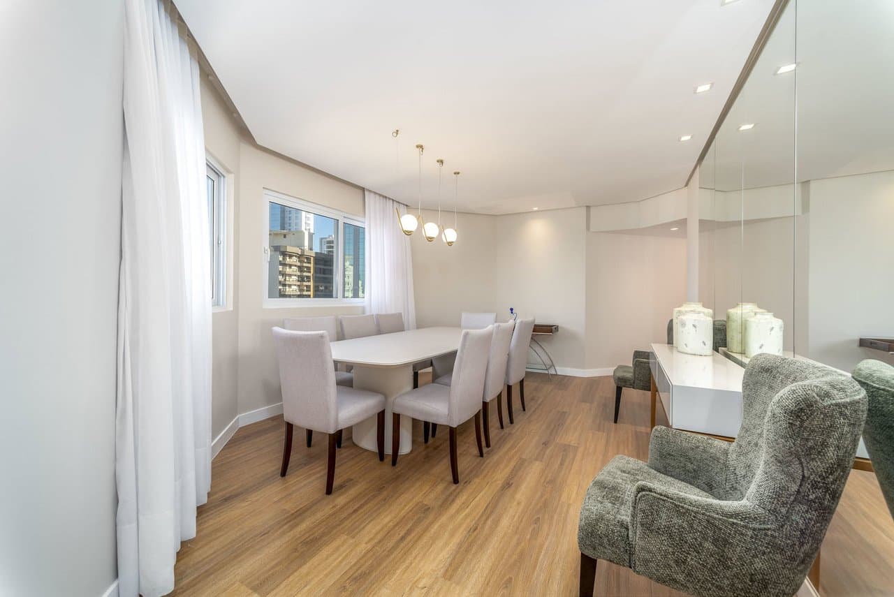 Apartamento de 4 quartos com 4 suítes e 274 m² em Bal. Camboriú
