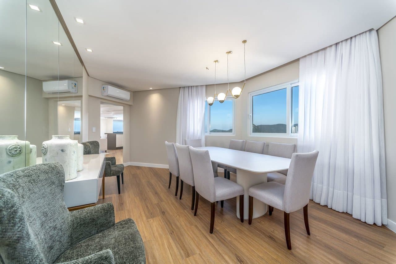Apartamento de 4 quartos com 4 suítes e 274 m² em Bal. Camboriú
