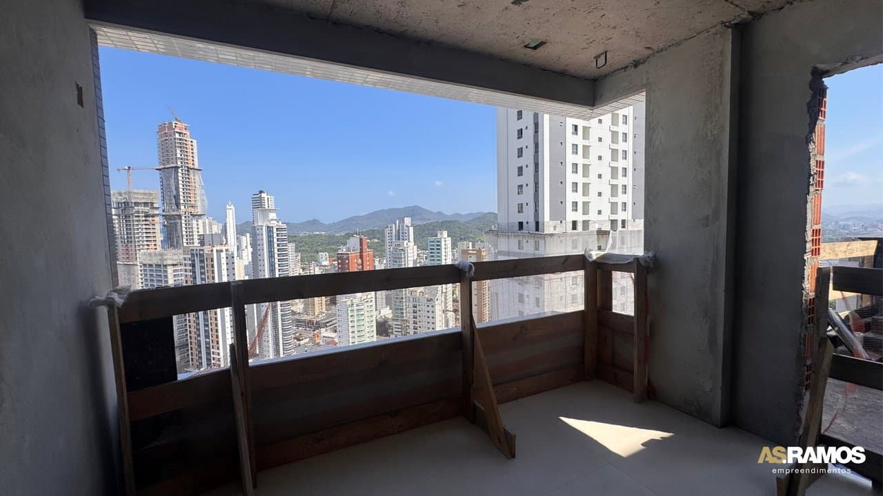 Cobertura de 4 quartos com 3 suítes e 243 m² em Bal. Camboriú