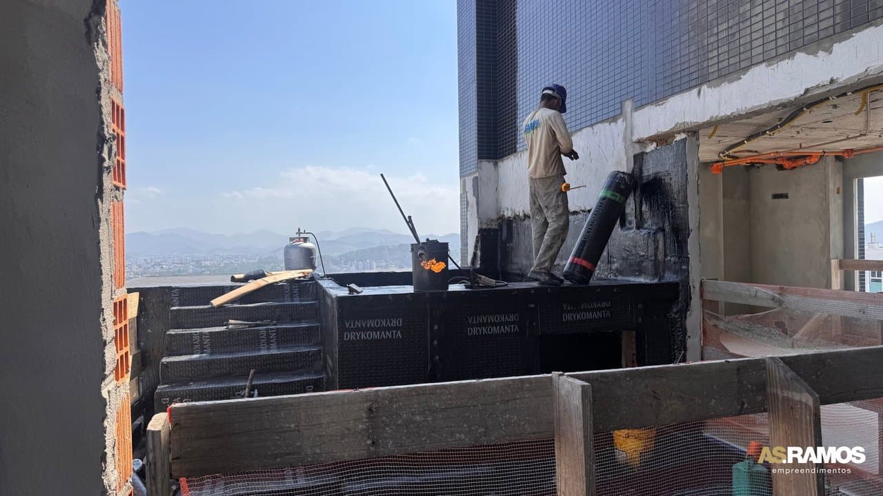Cobertura de 4 quartos com 3 suítes e 243 m² em Bal. Camboriú