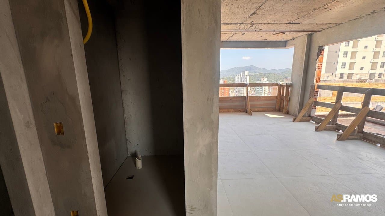 Cobertura de 4 quartos com 3 suítes e 243 m² em Bal. Camboriú