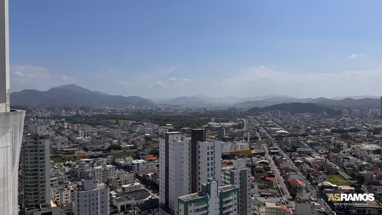 Cobertura de 4 quartos com 3 suítes e 243 m² em Bal. Camboriú