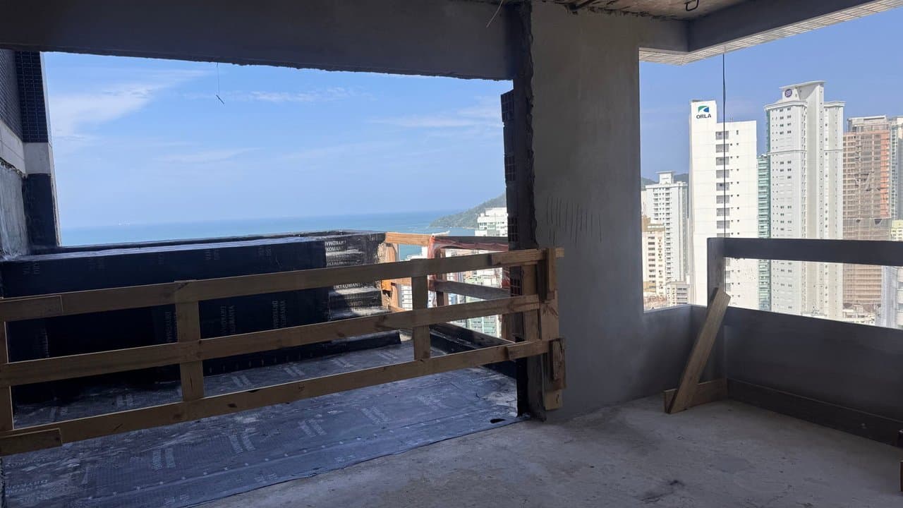 Cobertura de 3 quartos com 3 suítes e 216 m² em Bal. Camboriú