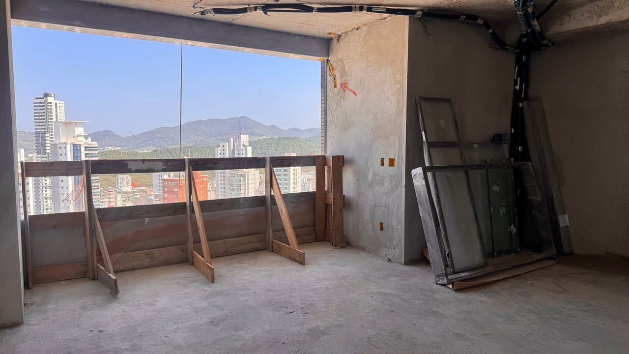 Cobertura de 3 quartos com 3 suítes e 216 m² em Bal. Camboriú
