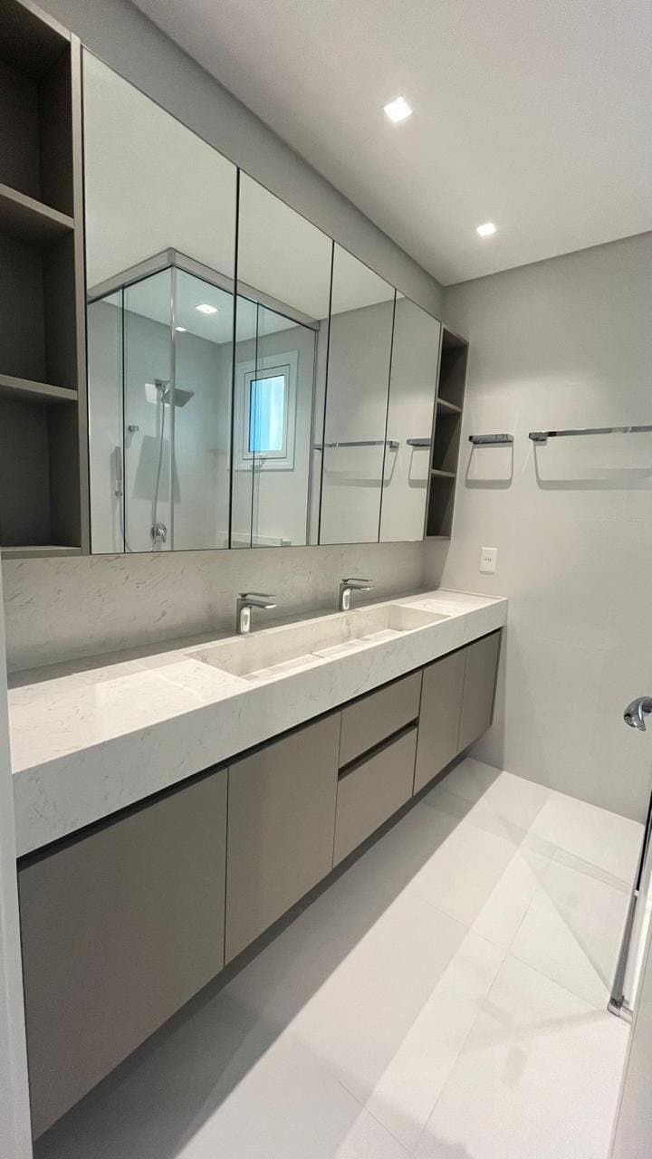 Apartamento de 4 quartos com 4 suítes e 161 m² em Bal. Camboriú