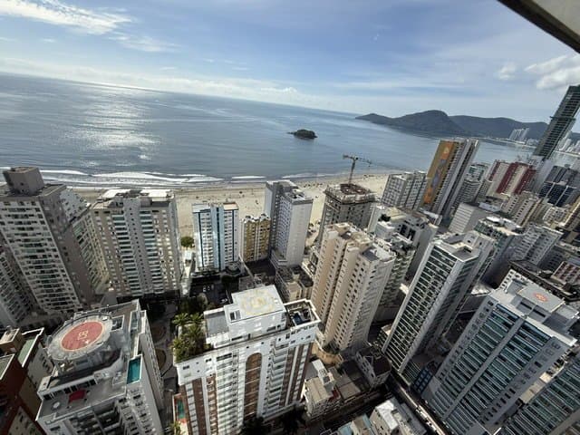 Apartamento de 4 quartos com 4 suítes e 170 m² em Bal. Camboriú