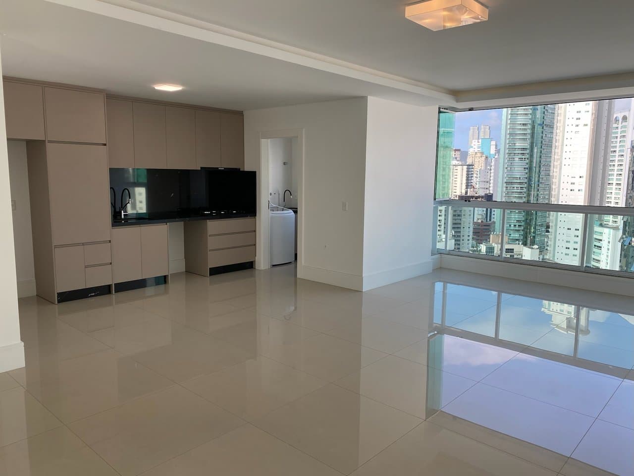 Apartamento de 3 quartos com 3 suítes e 137 m² em Bal. Camboriú