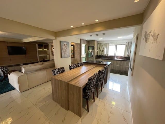 Apartamento de 3 quartos com 3 suítes e 223 m² em Bal. Camboriú