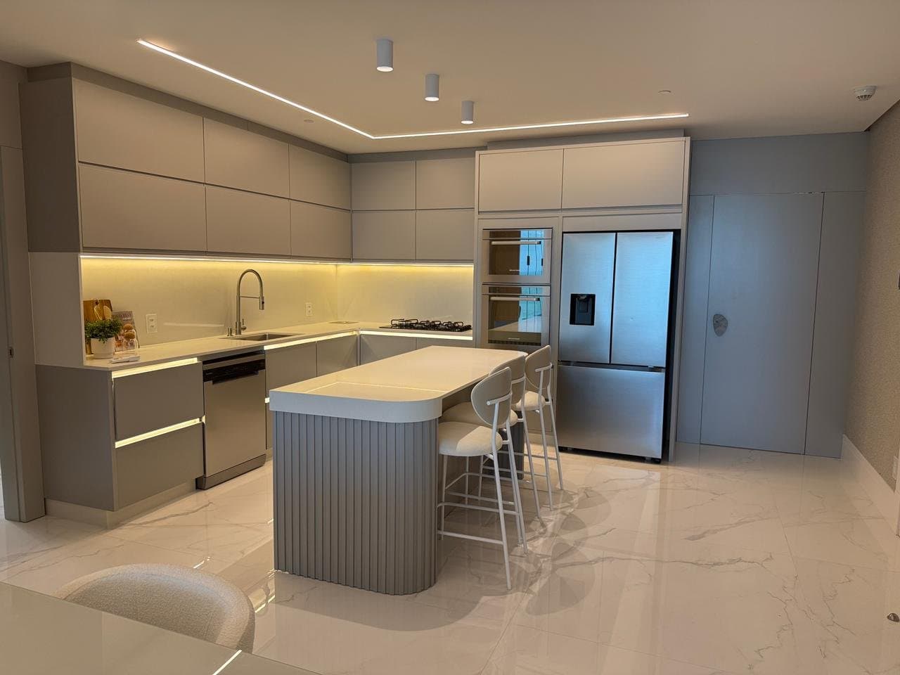 Apartamento de 4 quartos com 4 suítes e 184 m² em Bal. Camboriú