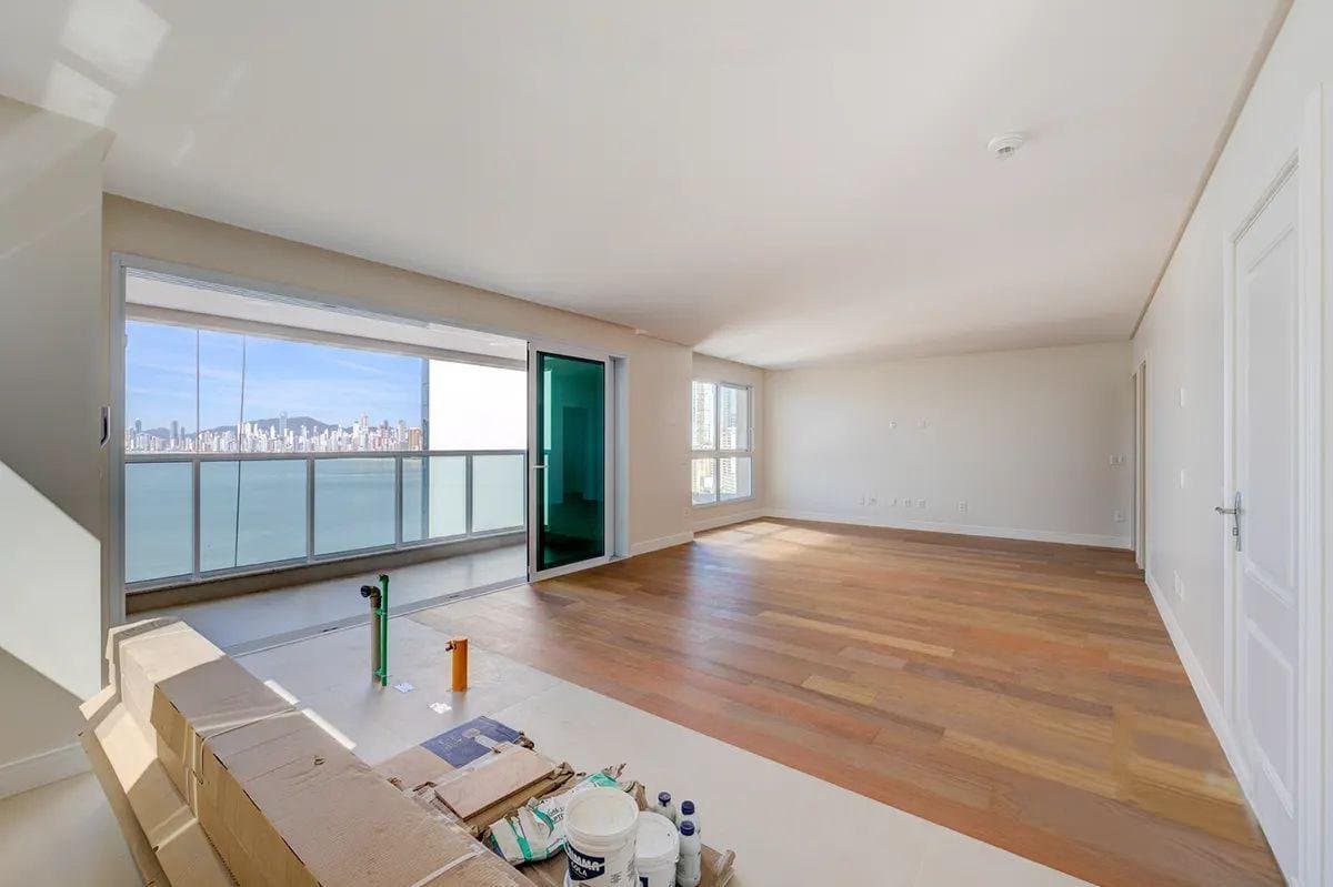 Apartamento de 3 quartos com 3 suítes e 160 m² em Bal. Camboriú