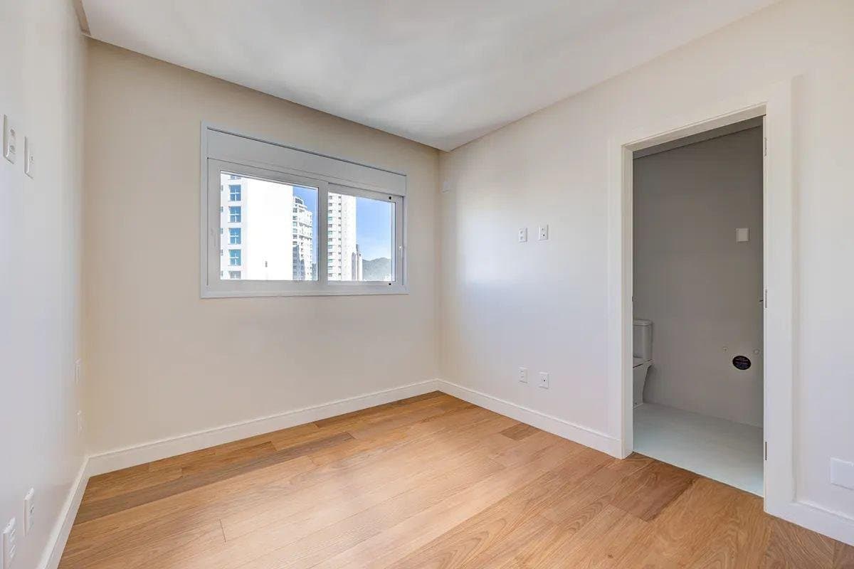 Apartamento de 3 quartos com 3 suítes e 160 m² em Bal. Camboriú