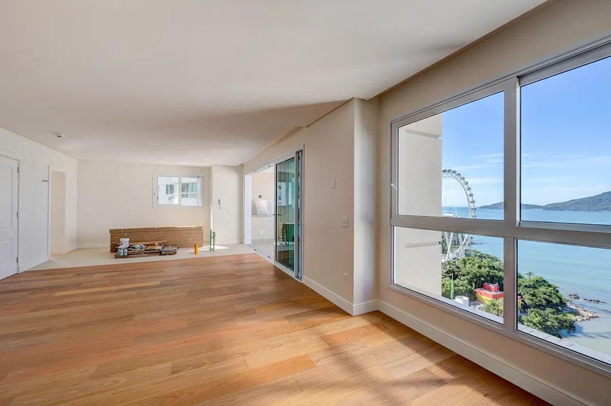 Apartamento de 3 quartos com 3 suítes e 160 m² em Bal. Camboriú