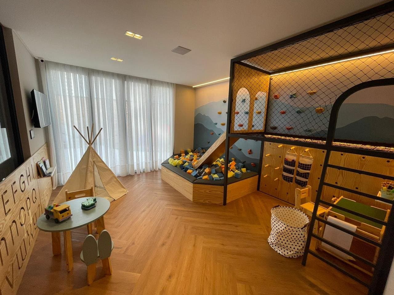 Apartamento de 4 quartos com 2 suítes e 149 m² em Bal. Camboriú