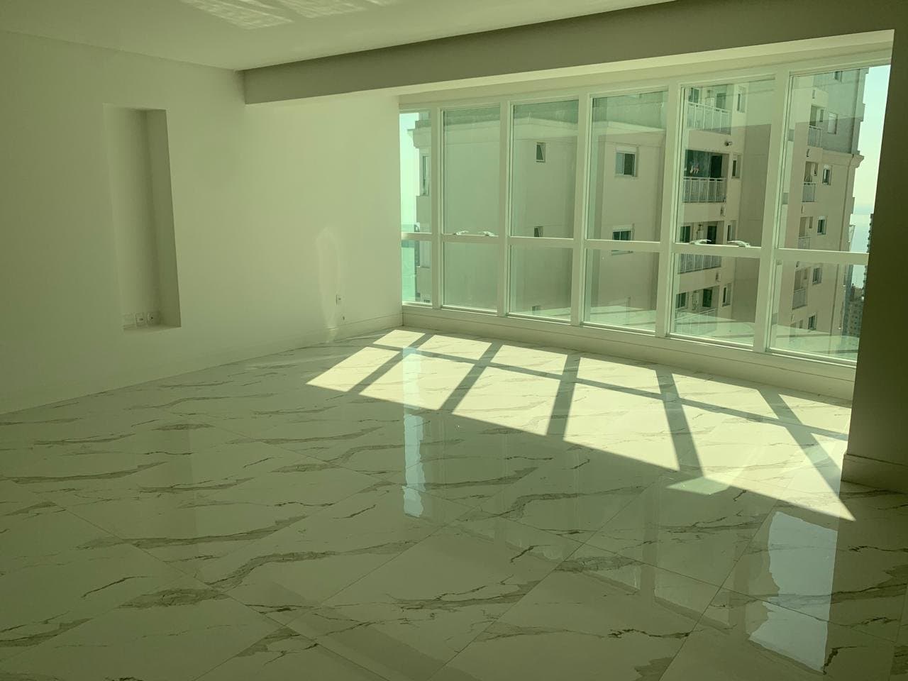 Apartamento de 4 quartos com 4 suítes e 184 m² em Bal. Camboriú