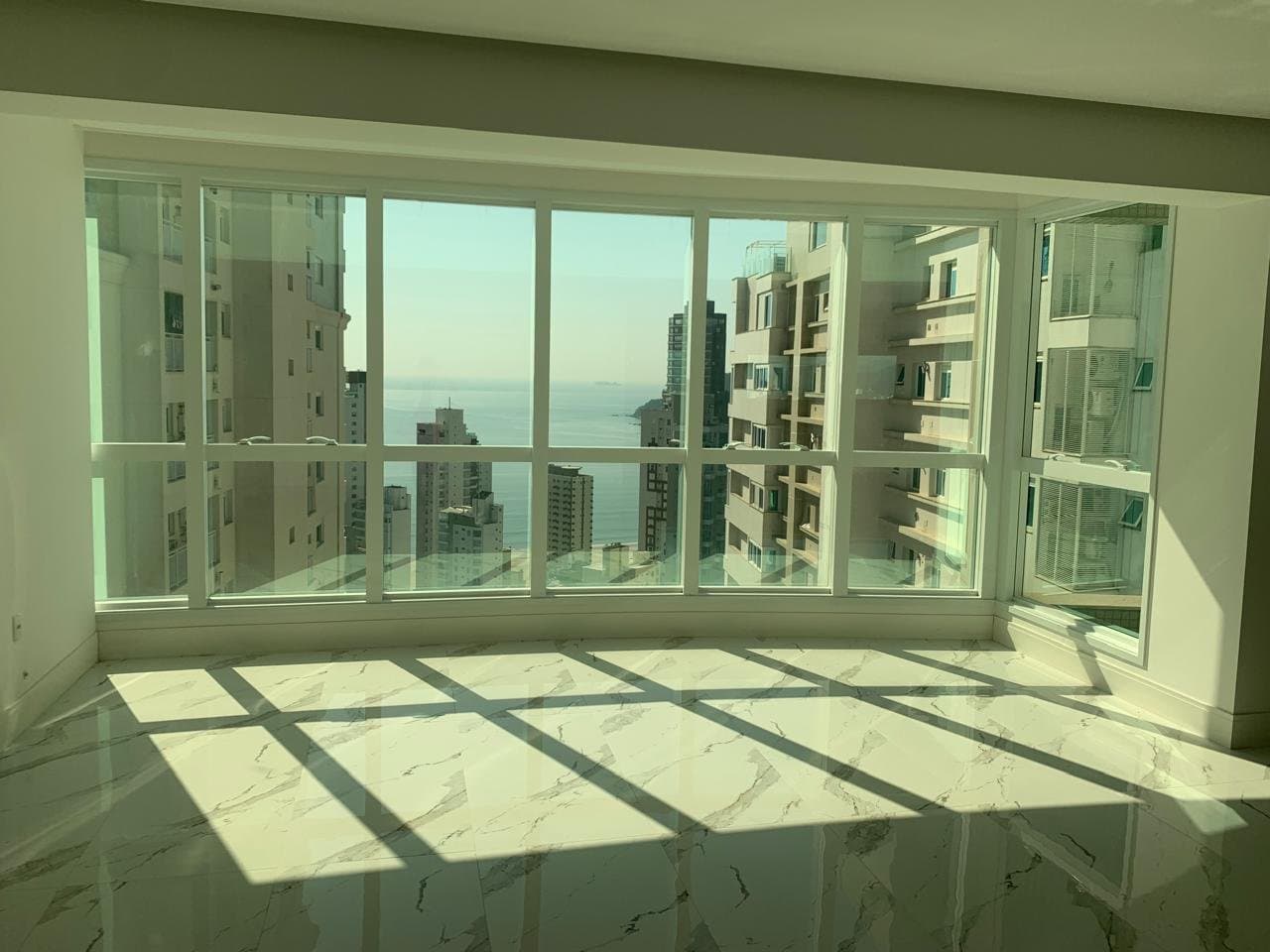 Apartamento de 4 quartos com 4 suítes e 184 m² em Bal. Camboriú