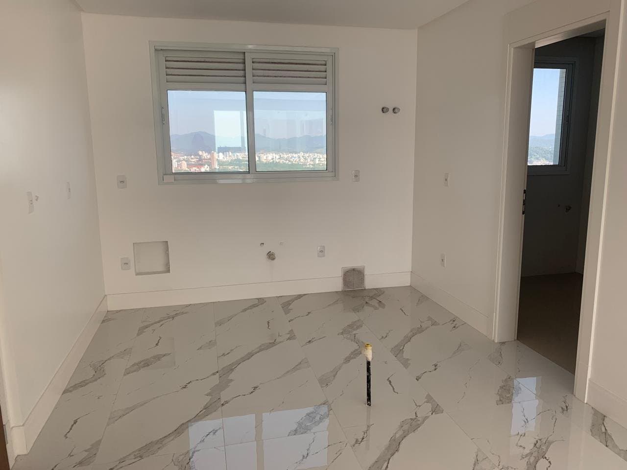 Apartamento de 4 quartos com 4 suítes e 184 m² em Bal. Camboriú