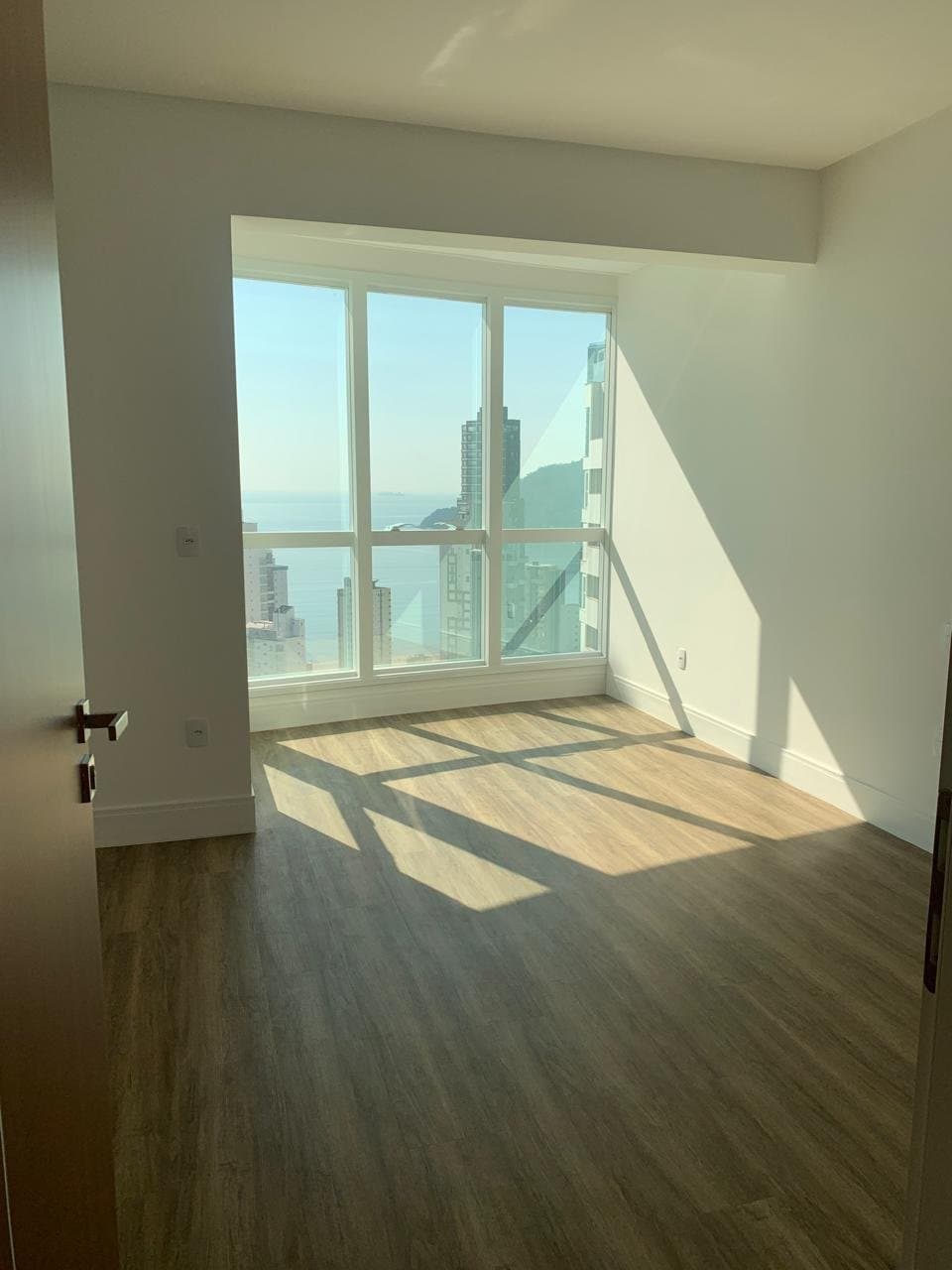 Apartamento de 4 quartos com 4 suítes e 184 m² em Bal. Camboriú