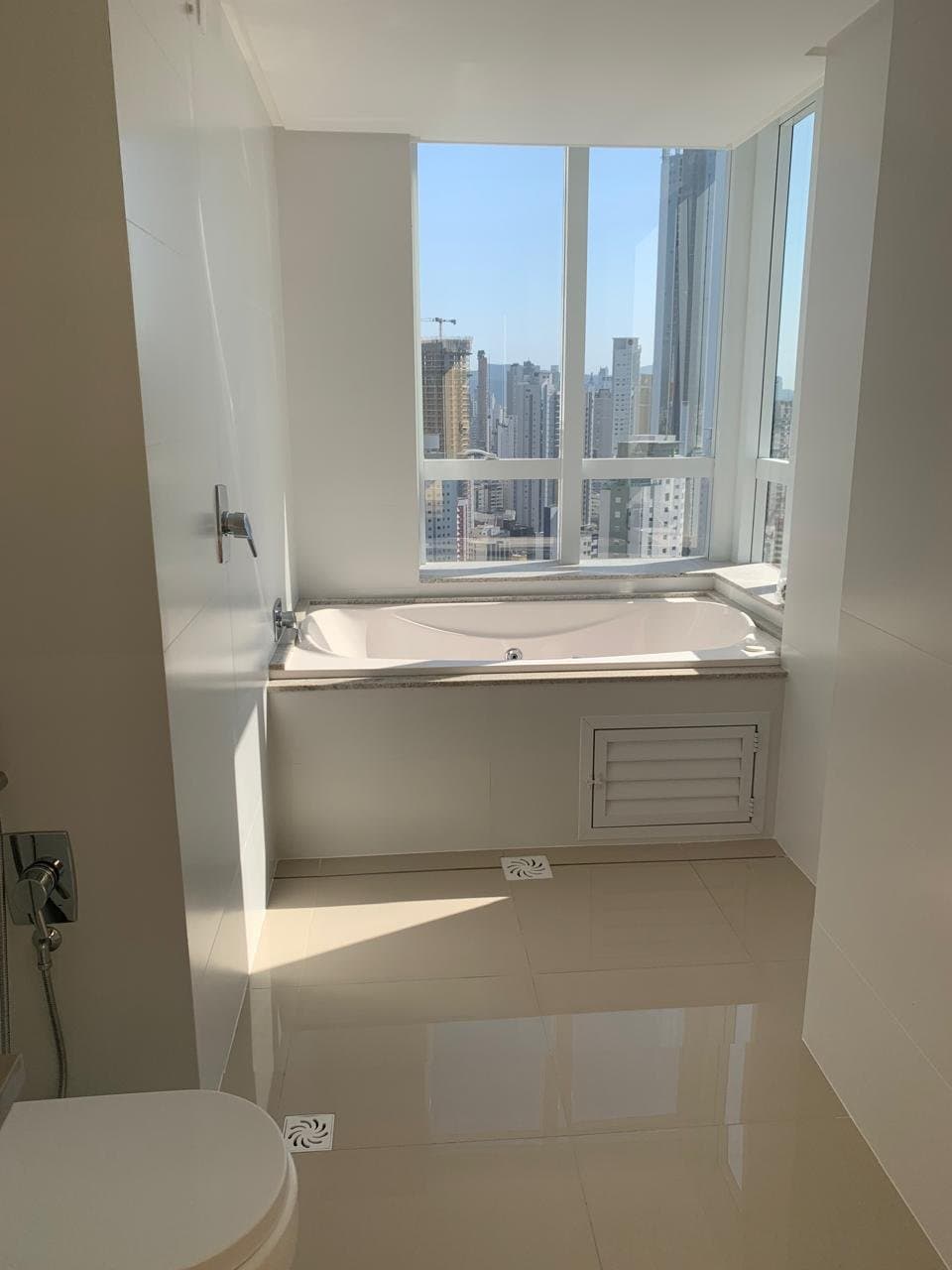 Apartamento de 4 quartos com 4 suítes e 184 m² em Bal. Camboriú