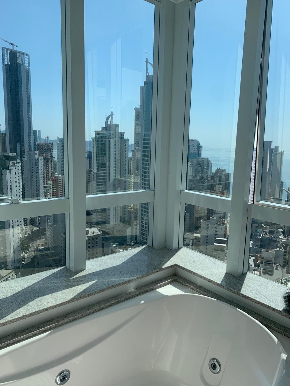 Apartamento de 4 quartos com 4 suítes e 184 m² em Bal. Camboriú