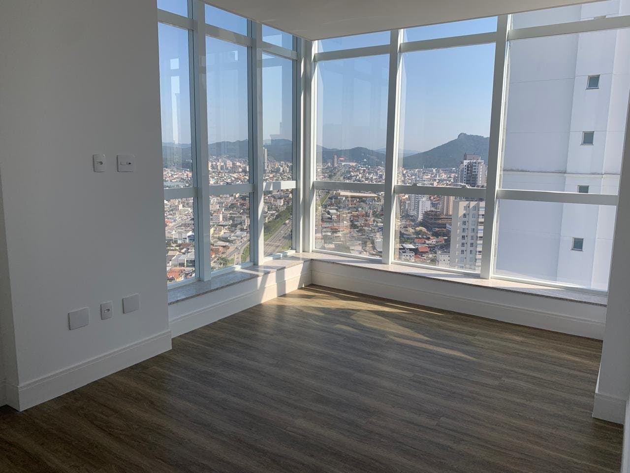 Apartamento de 4 quartos com 4 suítes e 184 m² em Bal. Camboriú