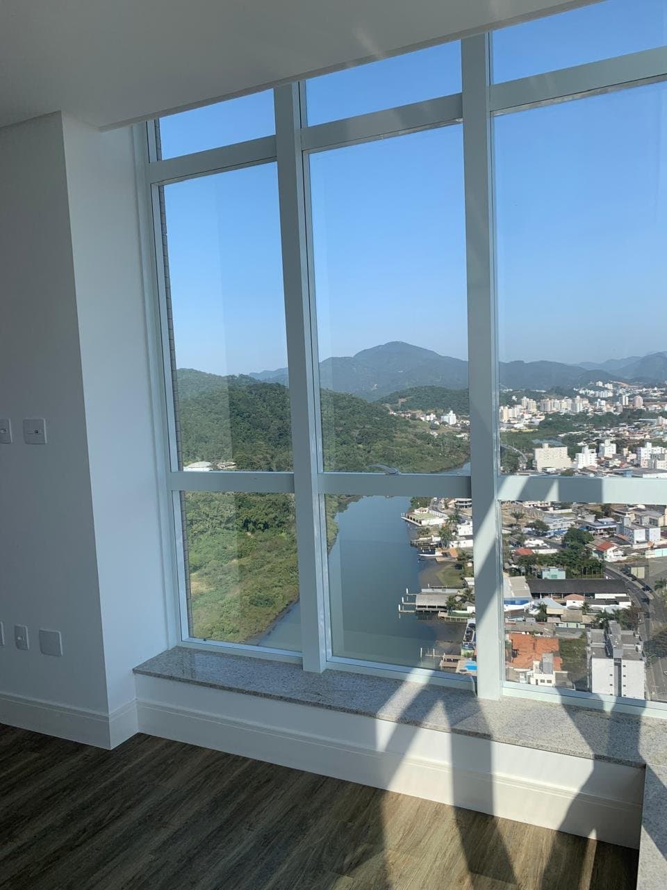 Apartamento de 4 quartos com 4 suítes e 184 m² em Bal. Camboriú