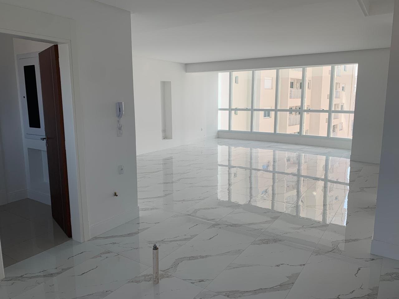 Apartamento de 4 quartos com 4 suítes e 182 m² em Bal. Camboriú