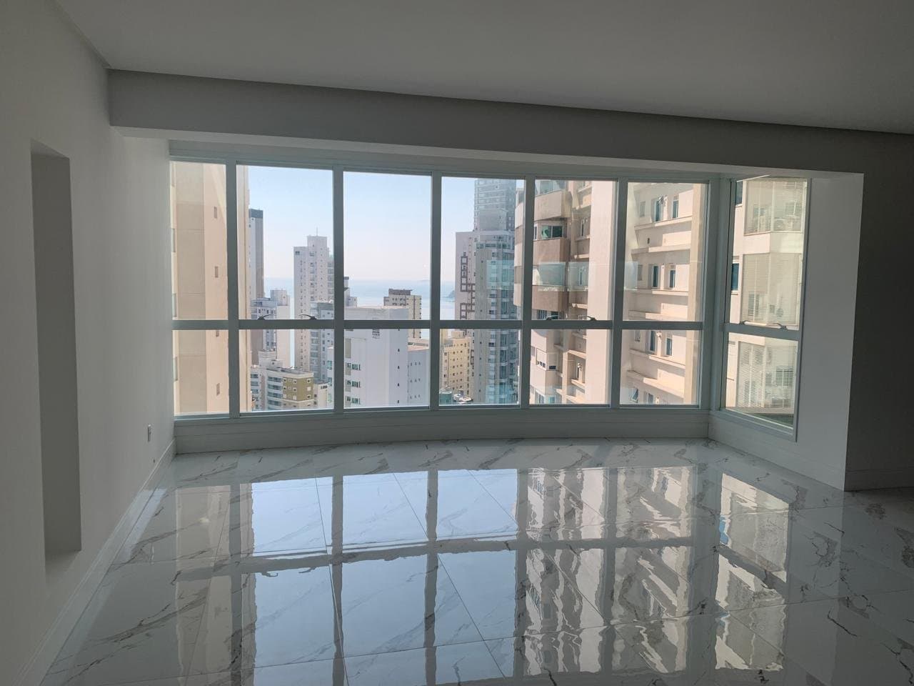 Apartamento de 4 quartos com 4 suítes e 182 m² em Bal. Camboriú