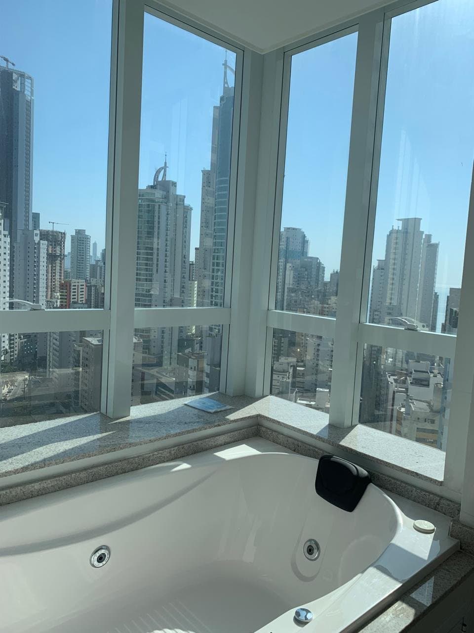 Apartamento de 4 quartos com 4 suítes e 182 m² em Bal. Camboriú