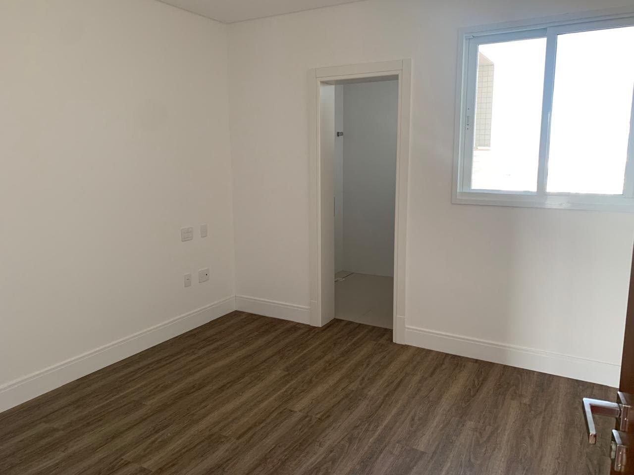 Apartamento de 4 quartos com 4 suítes e 182 m² em Bal. Camboriú