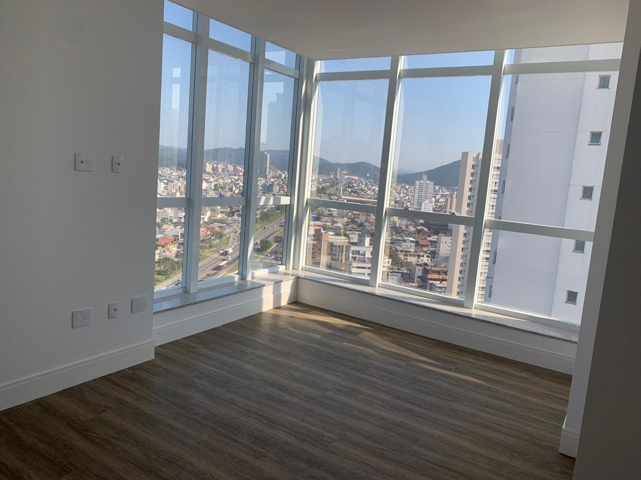 Apartamento de 4 quartos com 4 suítes e 182 m² em Bal. Camboriú