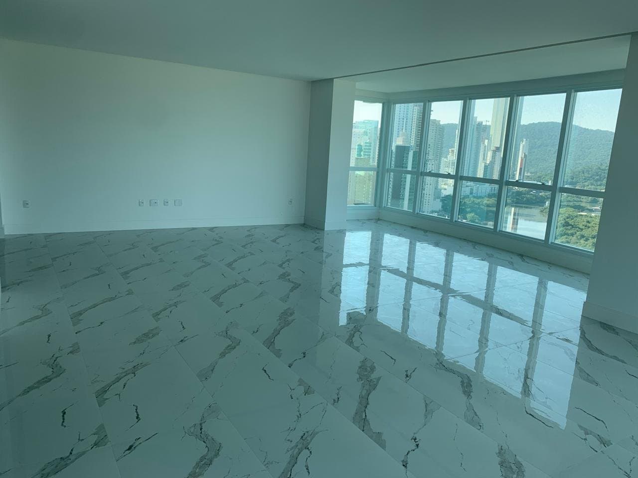 Apartamento de 3 quartos com 3 suítes e 187 m² em Bal. Camboriú