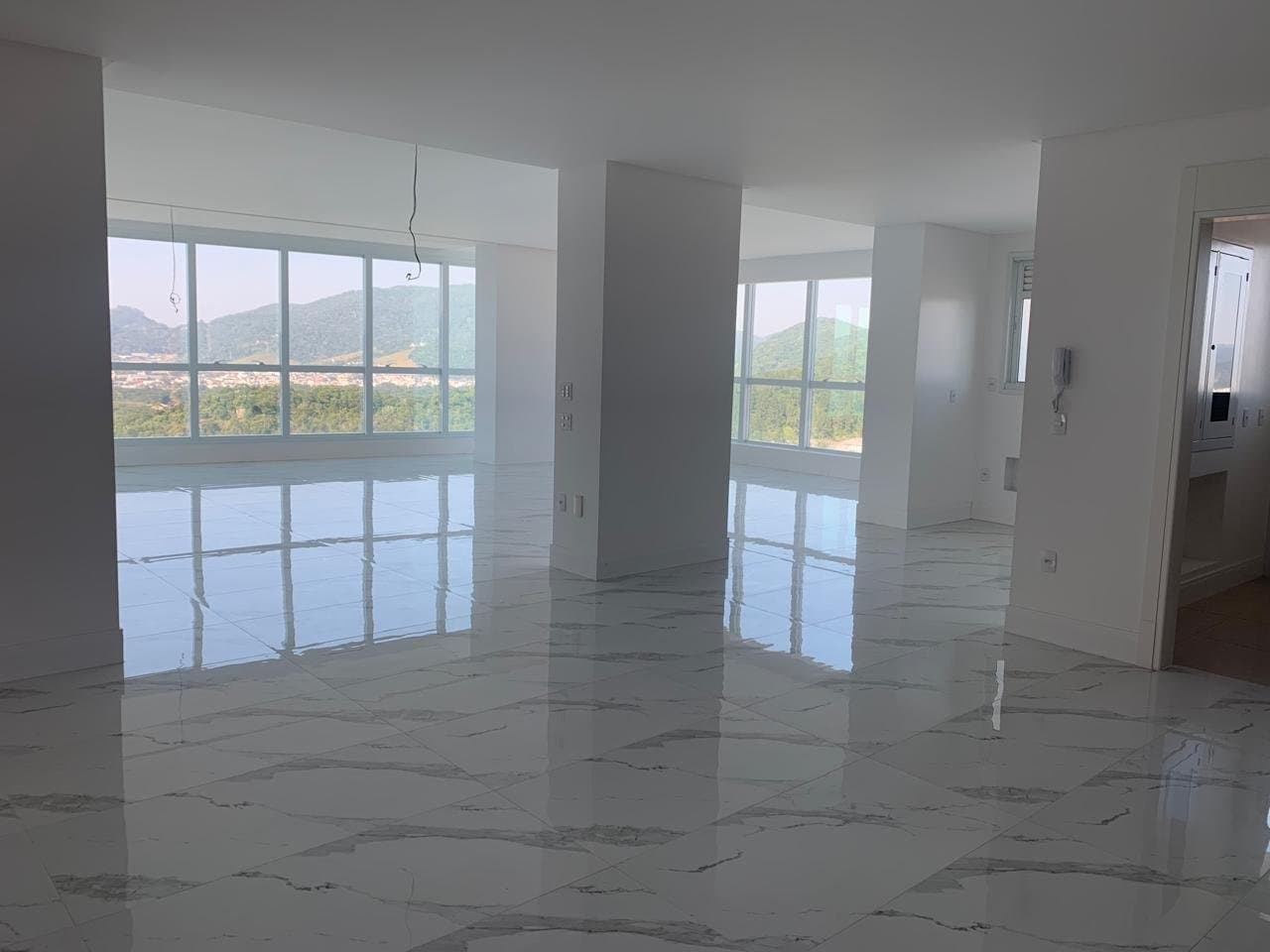 Apartamento de 3 quartos com 3 suítes e 182 m² em Bal. Camboriú