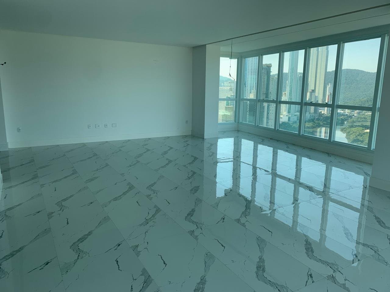 Apartamento de 3 quartos com 3 suítes e 182 m² em Bal. Camboriú