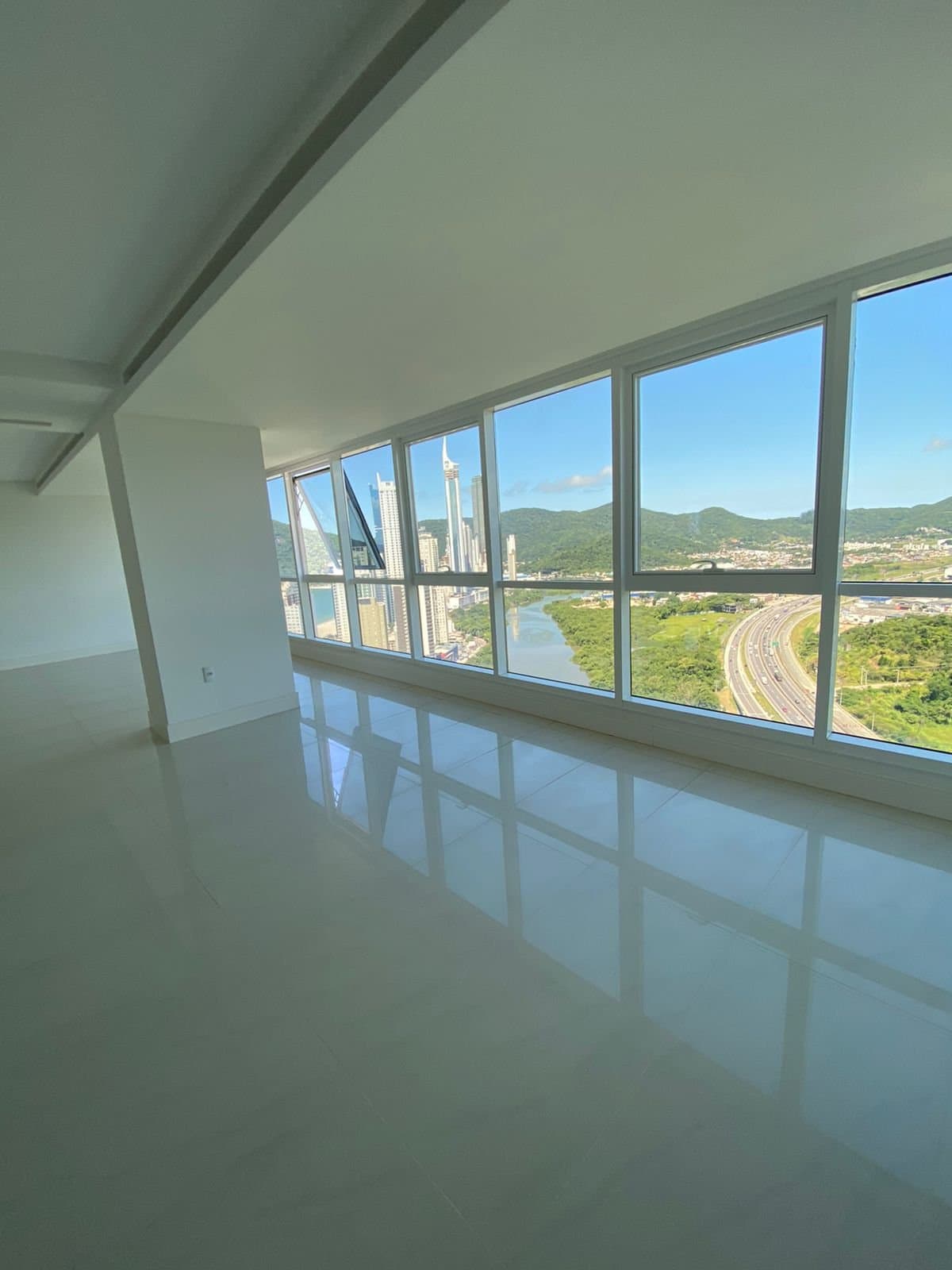Apartamento de 4 quartos com 4 suítes e 220 m² em Bal. Camboriú