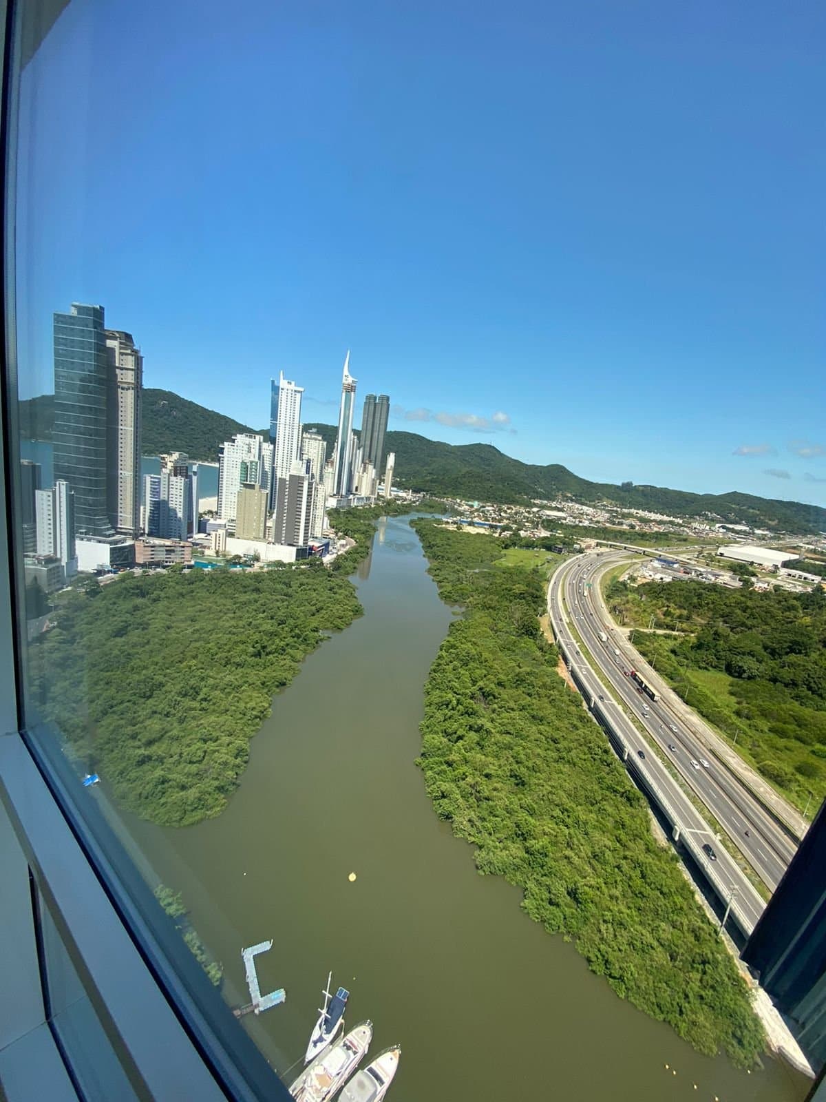 Apartamento de 4 quartos com 4 suítes e 220 m² em Bal. Camboriú