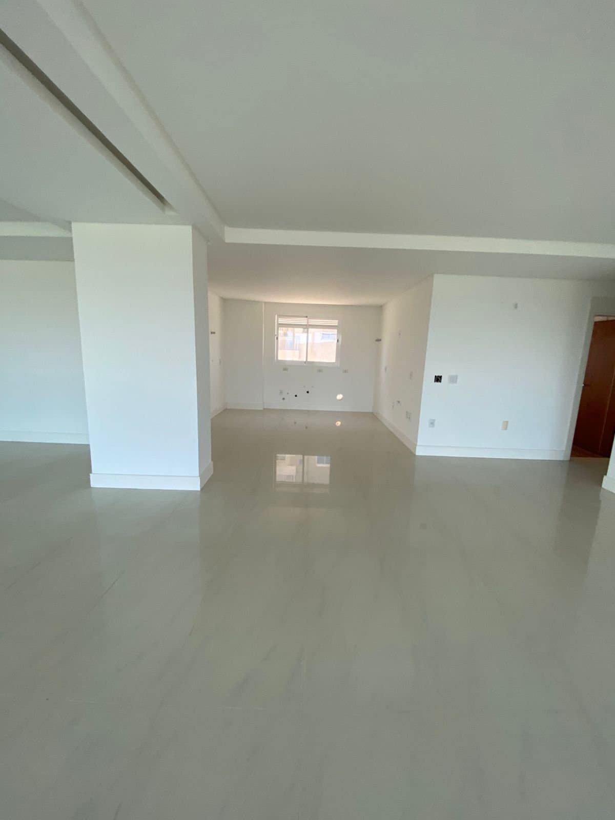 Apartamento de 4 quartos com 4 suítes e 220 m² em Bal. Camboriú