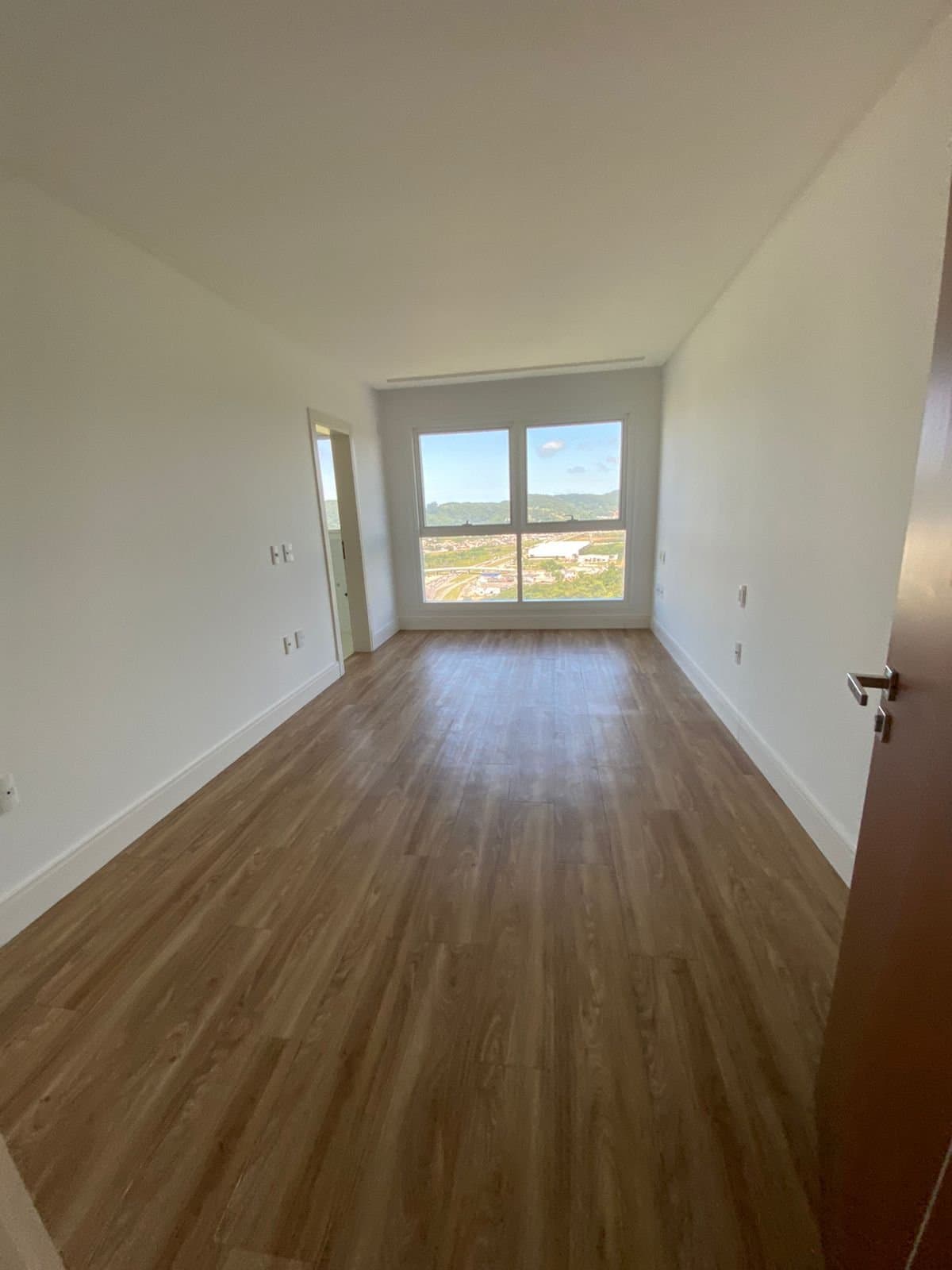Apartamento de 4 quartos com 4 suítes e 220 m² em Bal. Camboriú