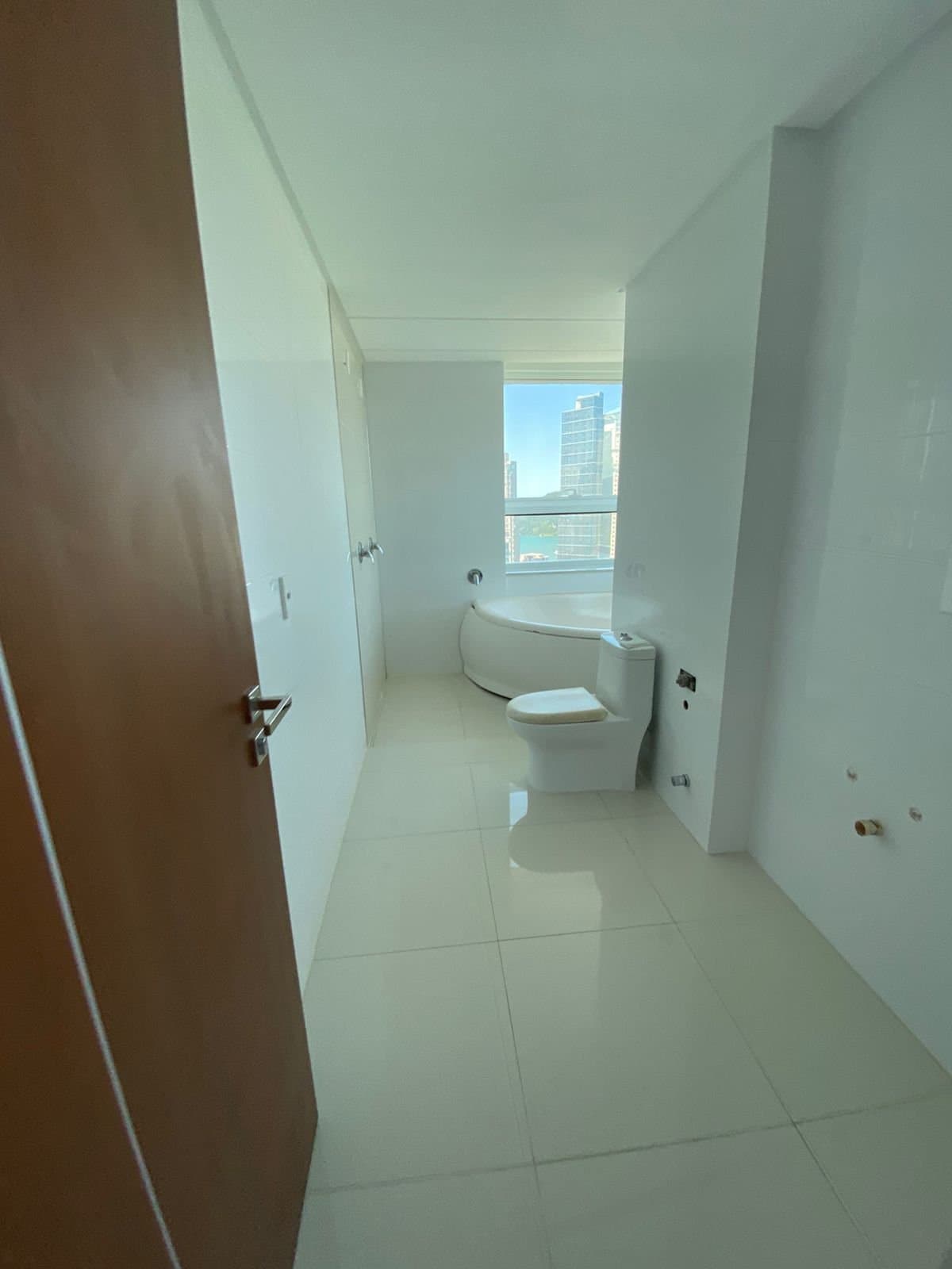 Apartamento de 4 quartos com 4 suítes e 220 m² em Bal. Camboriú